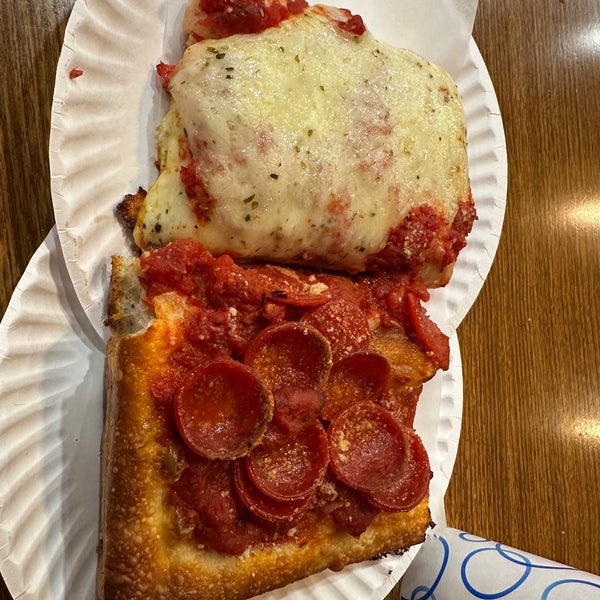 Снимок сделан в New York Pizza Suprema пользователем Kai L. 1/16/2024