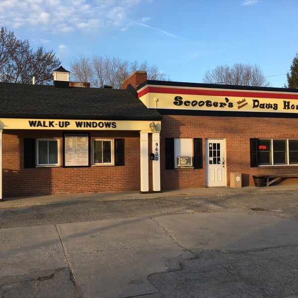 Photo taken at Scooter&#39;s World Famous Dawg House by Eddie B. on 3/23/2017