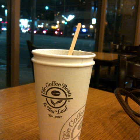 Снимок сделан в The Coffee Bean &amp; Tea Leaf пользователем latifa a. 12/21/2012