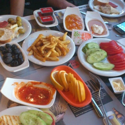 รูปภาพถ่ายที่ Şat Pub โดย Hasan U. เมื่อ 11/19/2012