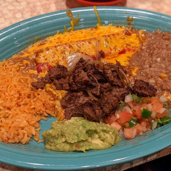 Foto diambil di El Chaparral Mexican Restaurant oleh Kristina pada 11/28/2021