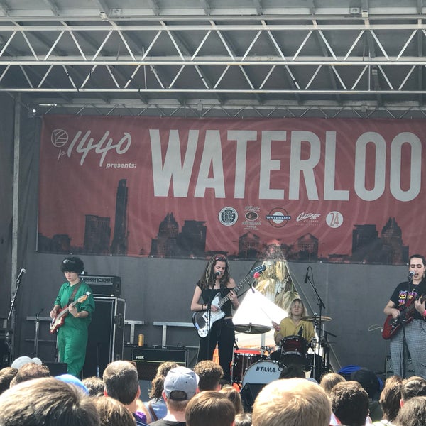 Foto tirada no(a) Waterloo Records por Bill J. em 3/14/2018