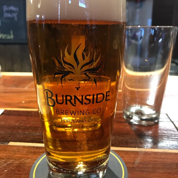 Foto tirada no(a) Burnside Brewing Co. por Bill J. em 4/9/2018