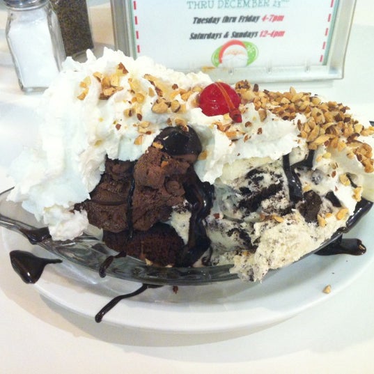 Das Foto wurde bei Knudsen&#39;s Ice Creamery von Danny C. am 12/9/2012 aufgenommen