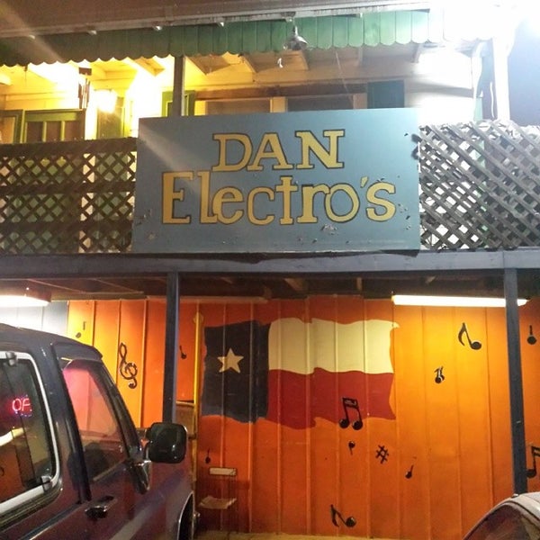 12/10/2013 tarihinde Damian Z.ziyaretçi tarafından Dan Electro&#39;s Guitar Bar'de çekilen fotoğraf
