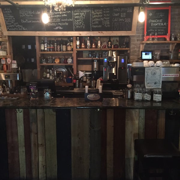 Снимок сделан в Stache, 1920&#39;s Drinking Den &amp; Coffee Bar пользователем Elle B. 12/11/2015