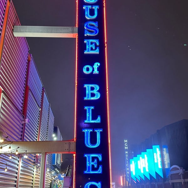 Foto diambil di House of Blues oleh james t. pada 10/26/2022