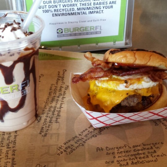 Foto diambil di BurgerFi oleh Dan Z. pada 3/15/2014