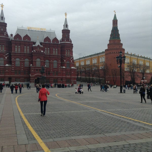 รูปภาพถ่ายที่ Manezhnaya Square โดย Андрей С. เมื่อ 4/20/2013