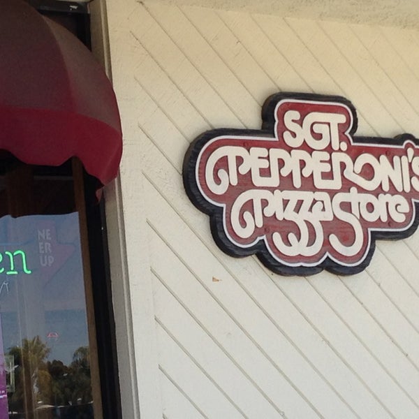 รูปภาพถ่ายที่ Sgt. Pepperoni&#39;s Pizza Store โดย Christina M. เมื่อ 6/18/2013