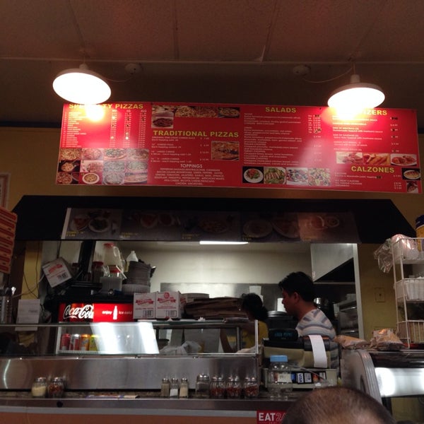 Foto tomada en Fratelli&#39;s Pizza  por Christina M. el 1/22/2014