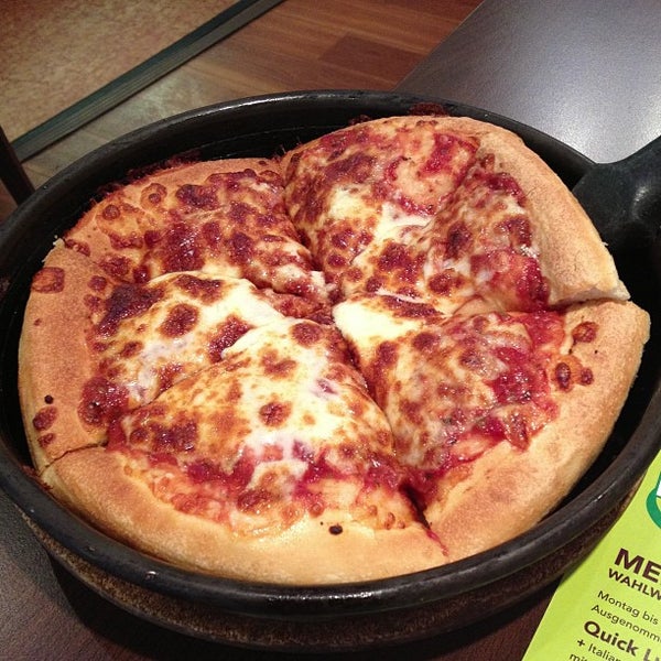 Das Foto wurde bei Pizza Hut von Michael G. am 7/11/2013 aufgenommen