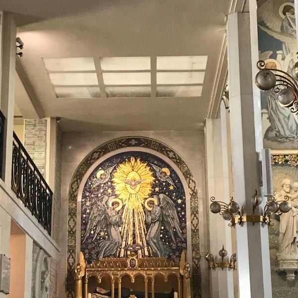 Photo taken at Chapelle Notre-Dame de la Médaille Miraculeuse by Ronan P. on 3/29/2019
