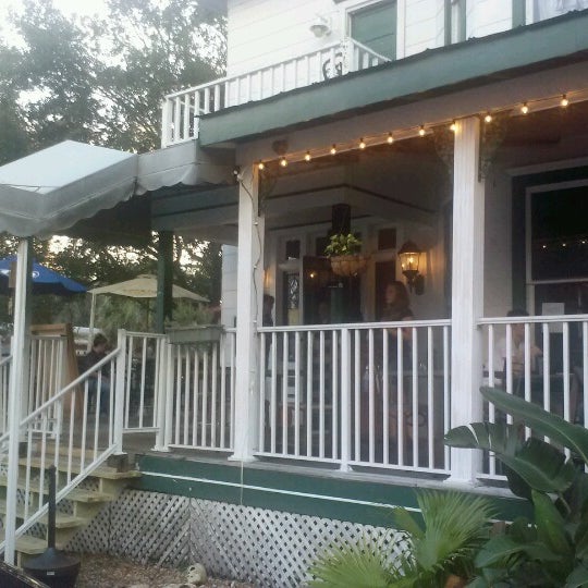 Foto diambil di Front Porch Grill &amp; Bar oleh Ashley L. pada 10/26/2012