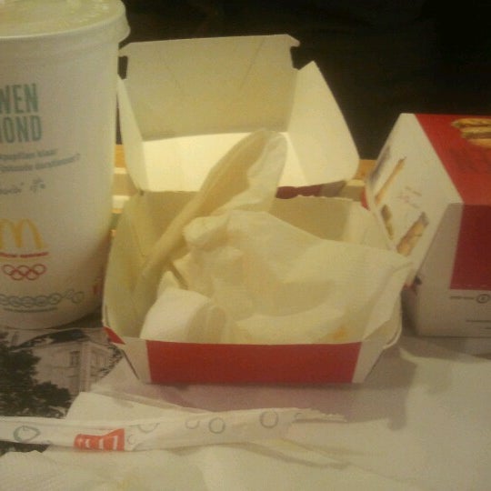 Снимок сделан в McDonald&#39;s пользователем Joke B. 12/23/2012