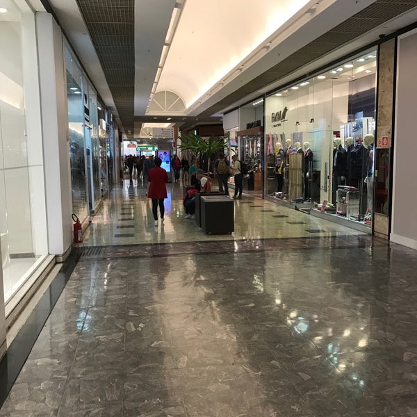 6/26/2017 tarihinde Dani A.ziyaretçi tarafından Shopping Center Penha'de çekilen fotoğraf