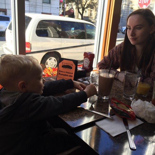 10/23/2016 tarihinde Gina P.ziyaretçi tarafından Thornton&#39;s Fenway Grille'de çekilen fotoğraf