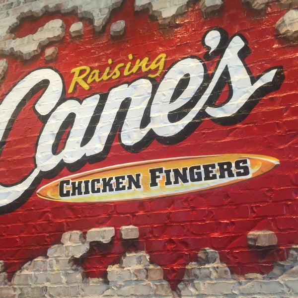 รูปภาพถ่ายที่ Raising Cane&#39;s Chicken Fingers โดย Robin P. เมื่อ 2/24/2017