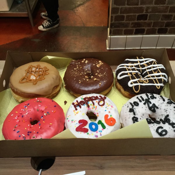 Foto diambil di Crafted Donuts oleh Robin P. pada 12/31/2015