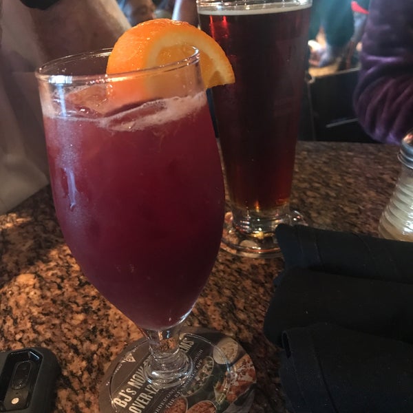 Photo taken at BJ&#39;s Restaurant &amp; Brewhouse by Robin P. on 4/12/2019