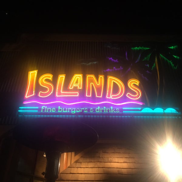 Foto scattata a Islands Restaurant da Robin P. il 3/4/2017