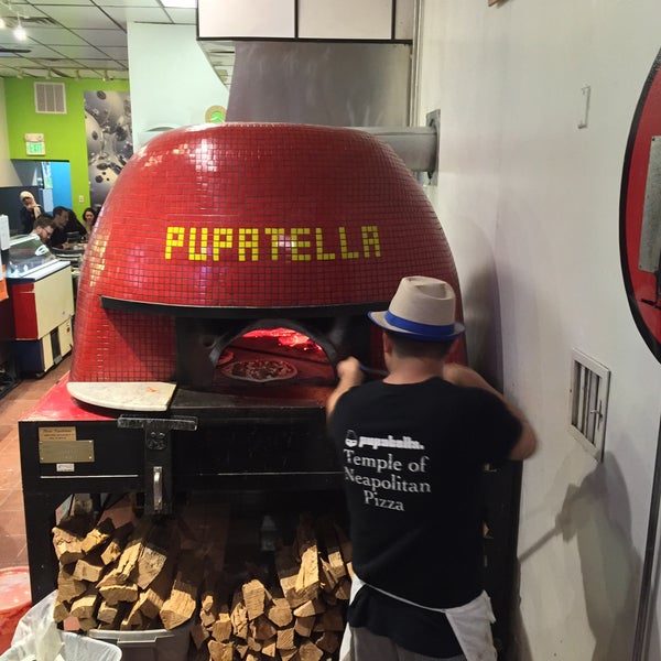 Foto scattata a Pupatella Neapolitan Pizza da Jenn 😺 W. il 3/15/2015
