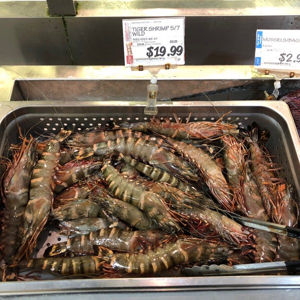 Photo taken at H Mart by Myhong C. on 9/23/2018