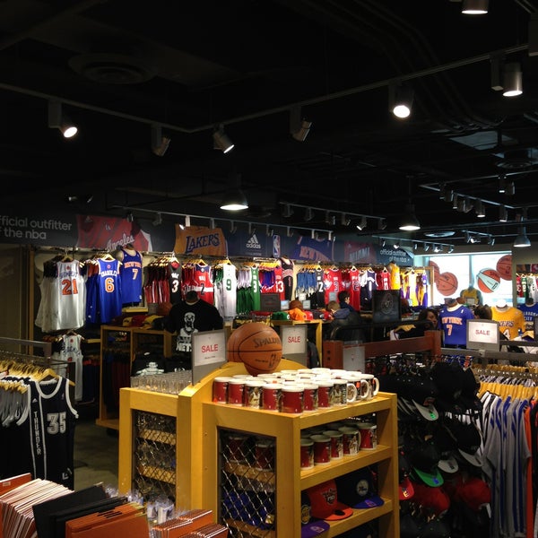 4/15/2013 tarihinde Davis V.ziyaretçi tarafından NBA Store'de çekilen fotoğraf
