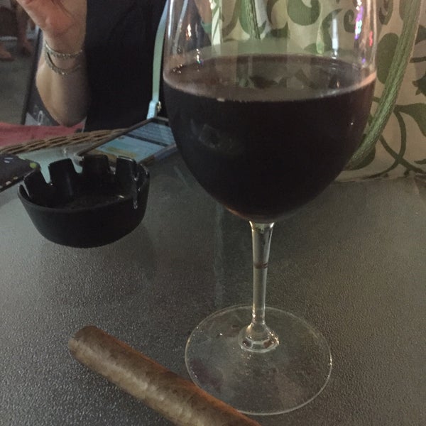 7/25/2016 tarihinde Lori S.ziyaretçi tarafından Cork and Stogie'de çekilen fotoğraf