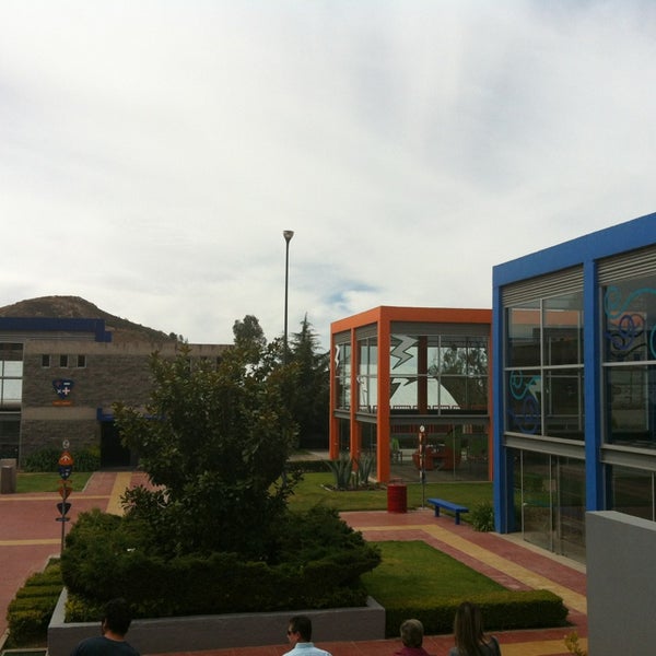 รูปภาพถ่ายที่ Zigzag Centro Interactivo de Ciencia y Tecnología de Zacatecas โดย Ada G. เมื่อ 3/28/2013