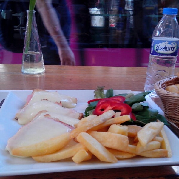 Das Foto wurde bei Faros Restaurant Sirkeci von Евгения Д. am 8/23/2013 aufgenommen