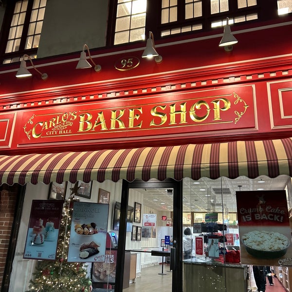 รูปภาพถ่ายที่ Carlo&#39;s Bake Shop โดย Dolly C. เมื่อ 1/6/2023