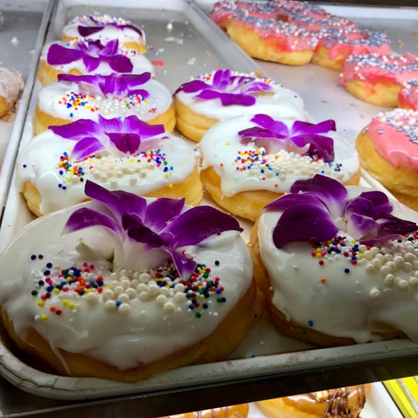 Foto tomada en DK&#39;s Donuts and Bakery  por Emily C. el 5/7/2019