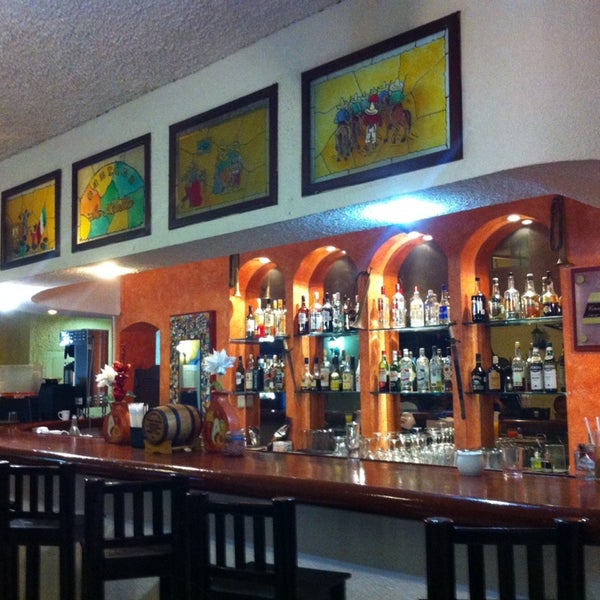 Foto diambil di Restaurante De La Adelita oleh Gus B. pada 2/17/2014.