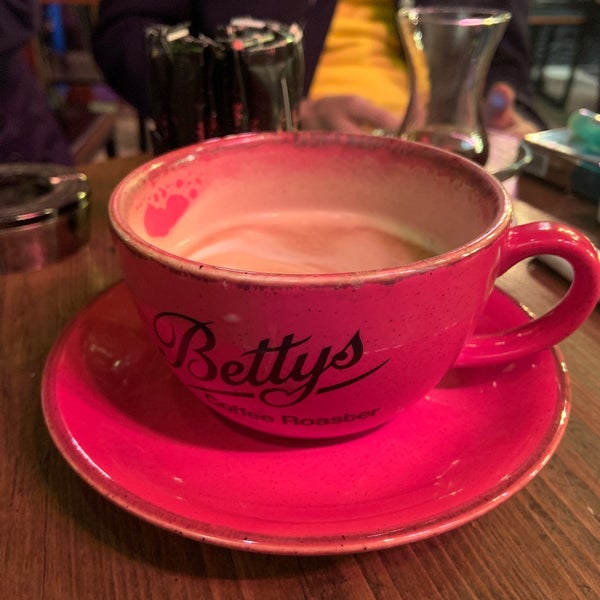Foto tirada no(a) Bettys Coffee Roaster por ATEŞ .. em 1/4/2020