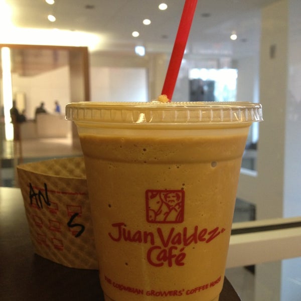 Foto tirada no(a) Juan Valdez Cafe por Andreas A. em 3/28/2013