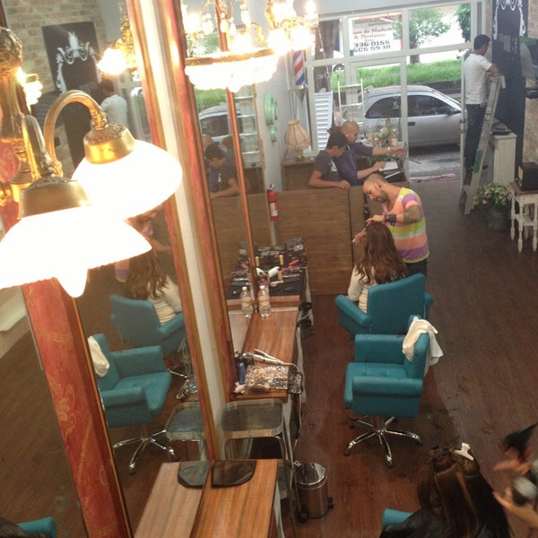 Foto diambil di Just Be Hair &amp; Style Salon oleh Charly G. pada 7/19/2013