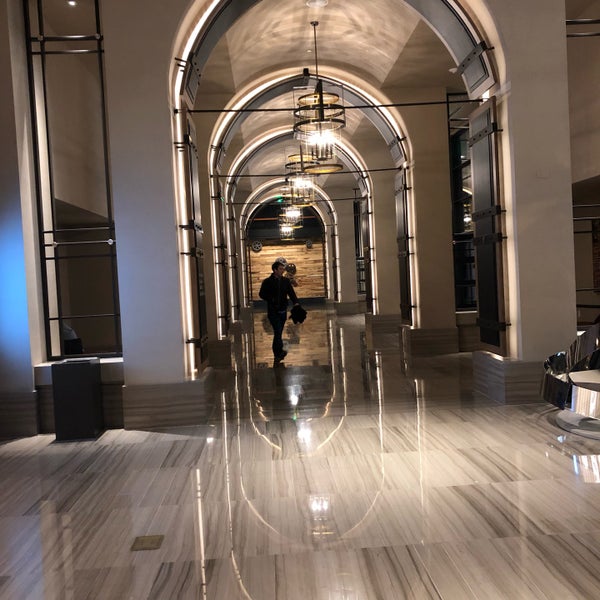 Foto diambil di Omni Louisville Hotel oleh AKB pada 1/17/2019