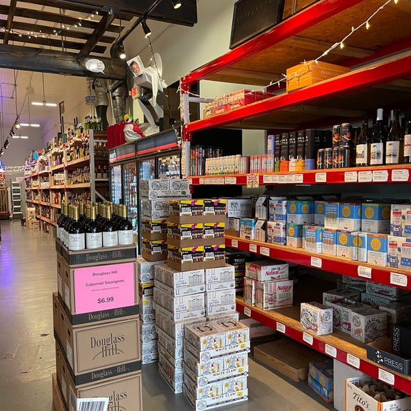 Foto tomada en Brady&#39;s Wine Warehouse  por AKB el 1/7/2021