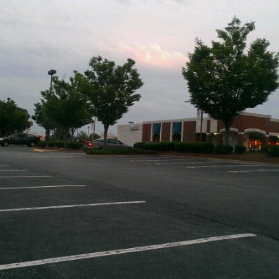 Foto tirada no(a) Friendly Shopping Center por Chauncey L. em 7/11/2012
