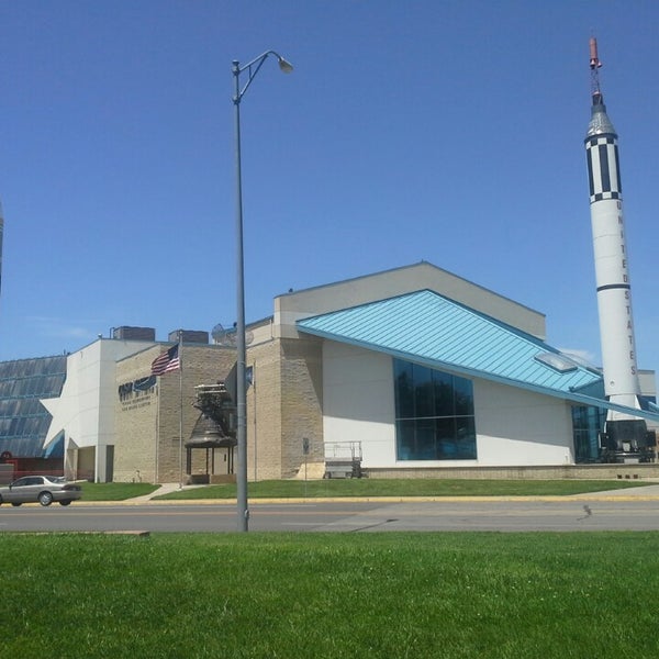 รูปภาพถ่ายที่ Kansas Cosmosphere and Space Center โดย Sabrina D. เมื่อ 6/13/2013