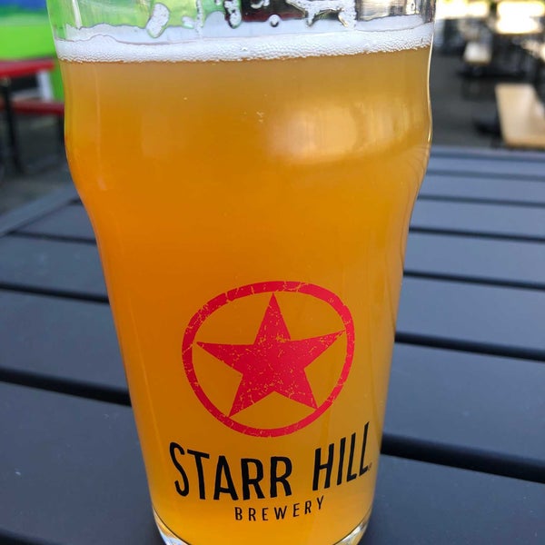 Foto tirada no(a) Starr Hill Brewery por James H. em 11/13/2020