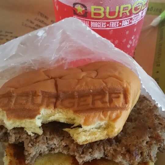 Das Foto wurde bei BurgerFi von Trend Me up - Eveline R. am 2/9/2014 aufgenommen