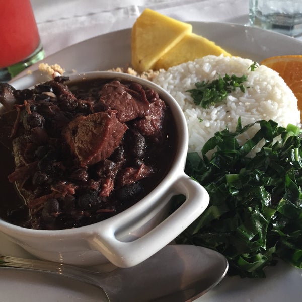 Foto diambil di Minas Brazilian Restaurant &amp; Cachaçaria oleh meL pada 9/9/2015