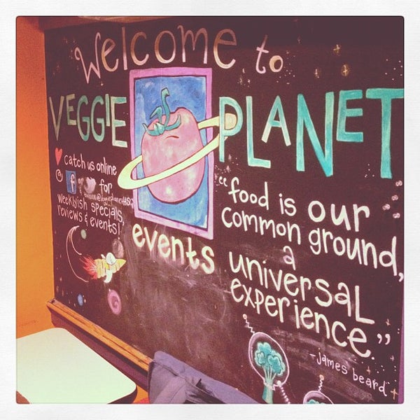 รูปภาพถ่ายที่ Veggie Planet โดย Jon-o G. เมื่อ 10/19/2012