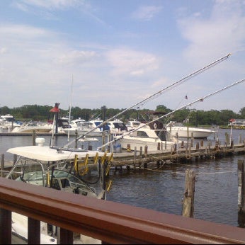 รูปภาพถ่ายที่ River Rock Restaurant &amp; Marina Bar โดย Rosemarie E. เมื่อ 6/16/2013