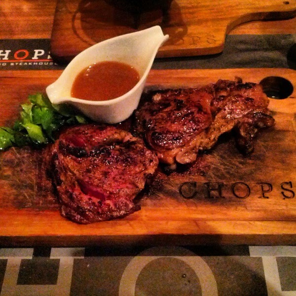 Foto tirada no(a) Chops Chicago Steakhouse por JL G. em 11/22/2012