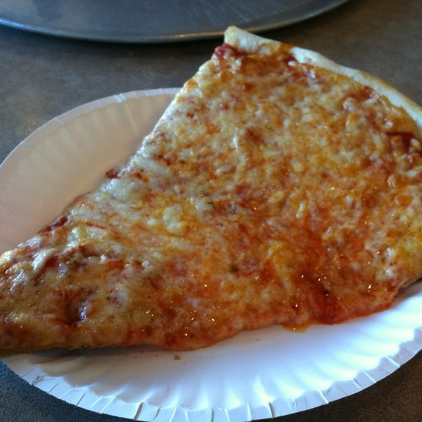 3/8/2014にLisa M.がMarios Pizza - W. Wendover Aveで撮った写真