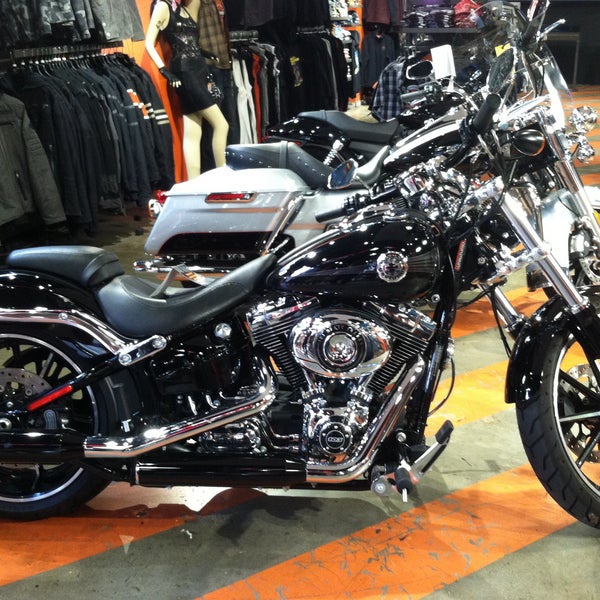 Foto diambil di Harley-Davidson of New York City oleh Lisa M. pada 8/22/2015