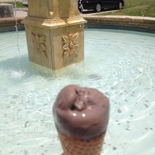 Снимок сделан в Beth Marie&#39;s Old Fashioned Ice Cream Soda Fountain- Unicorn Lake пользователем Allison C. 6/9/2013